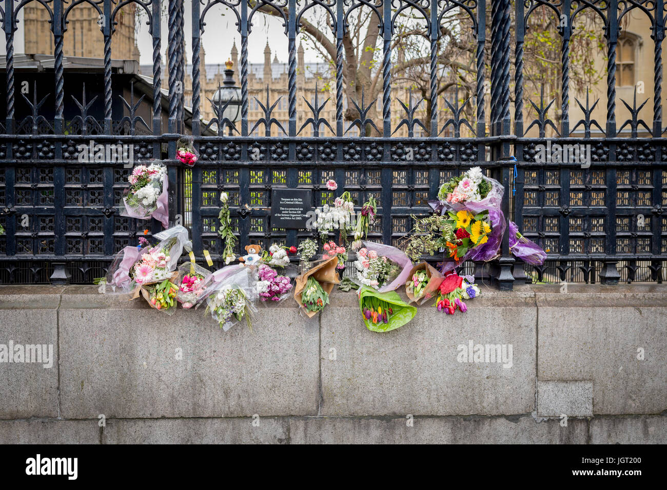 Fleurs et tributs floraux laissés à l'extérieur de la porte du chariot des Chambres du Parlement à la mémoire des 22 victimes d'attaque terroriste de Londres Mars Banque D'Images