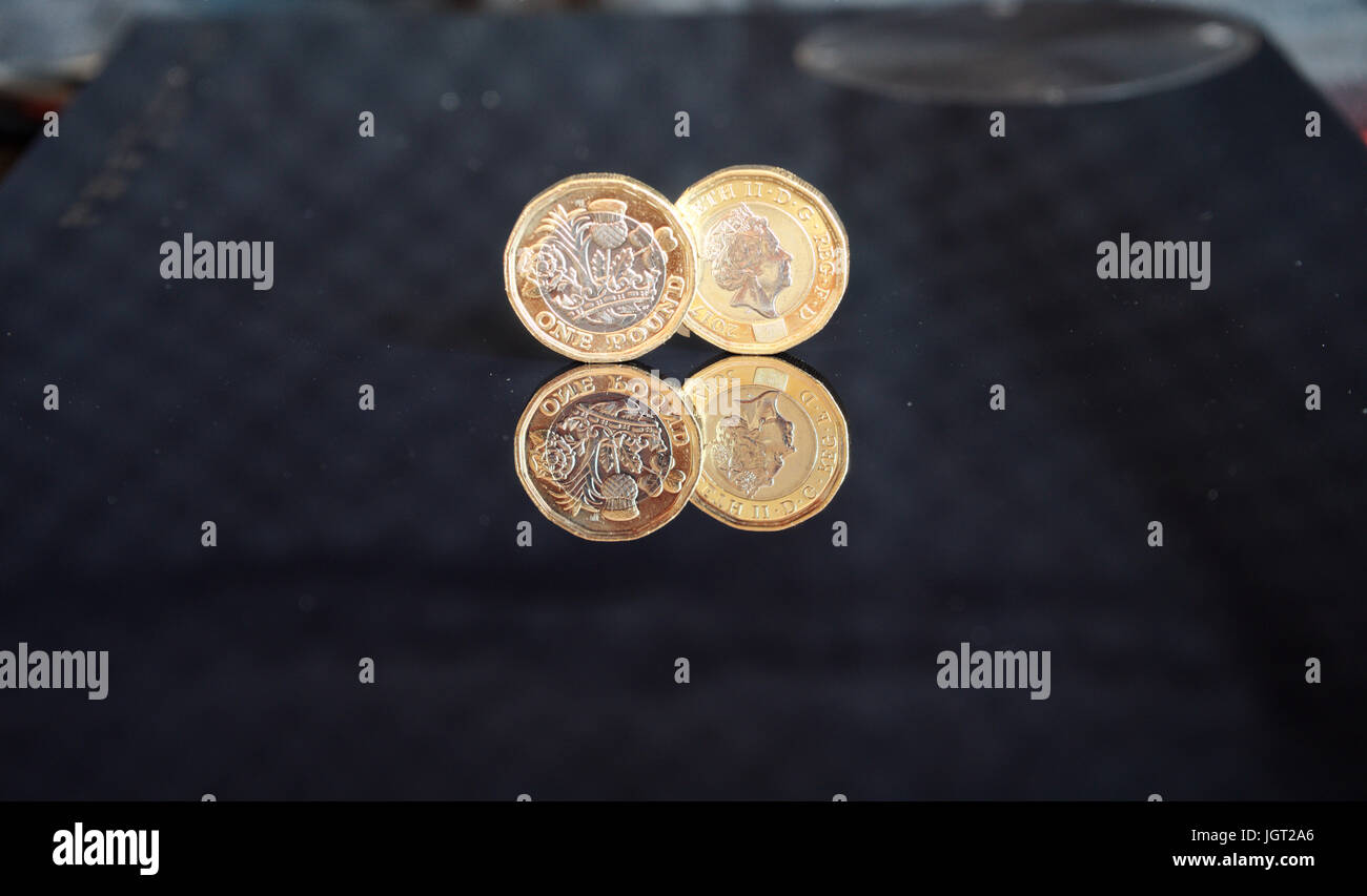 Reflet de deux nouveaux deux pièces livre sterling contre le fond noir (arrière et avant de la pièce) Banque D'Images