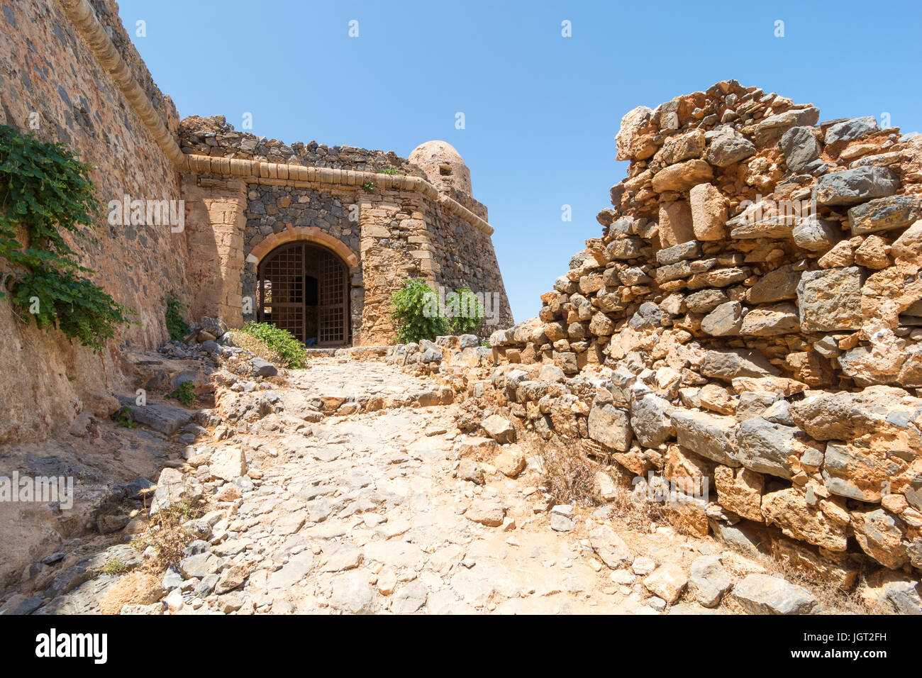 La ruine de château de Gramvoussa, au nord-ouest de la Crète, Grèce, se trouve au sommet d'une colline sur la petite île isolée. Banque D'Images