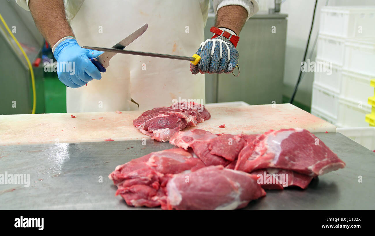 Côtelettes de porc crus frais Viande en usine. Le traitement de la viande dans l'industrie alimentaire. Banque D'Images