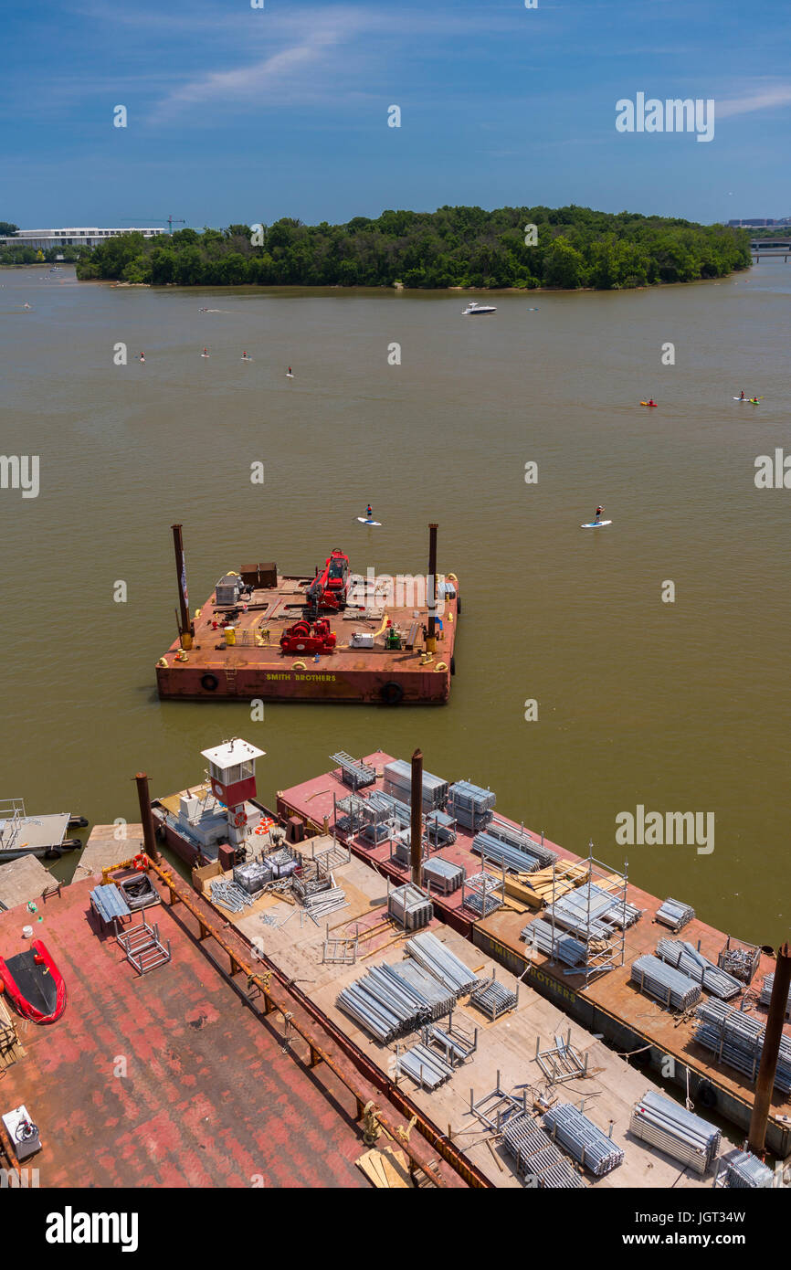 WASHINGTON, DC, USA - matériaux de construction barge sur Potomac à Georgetown. Roosevelt Island dans la distance. Banque D'Images