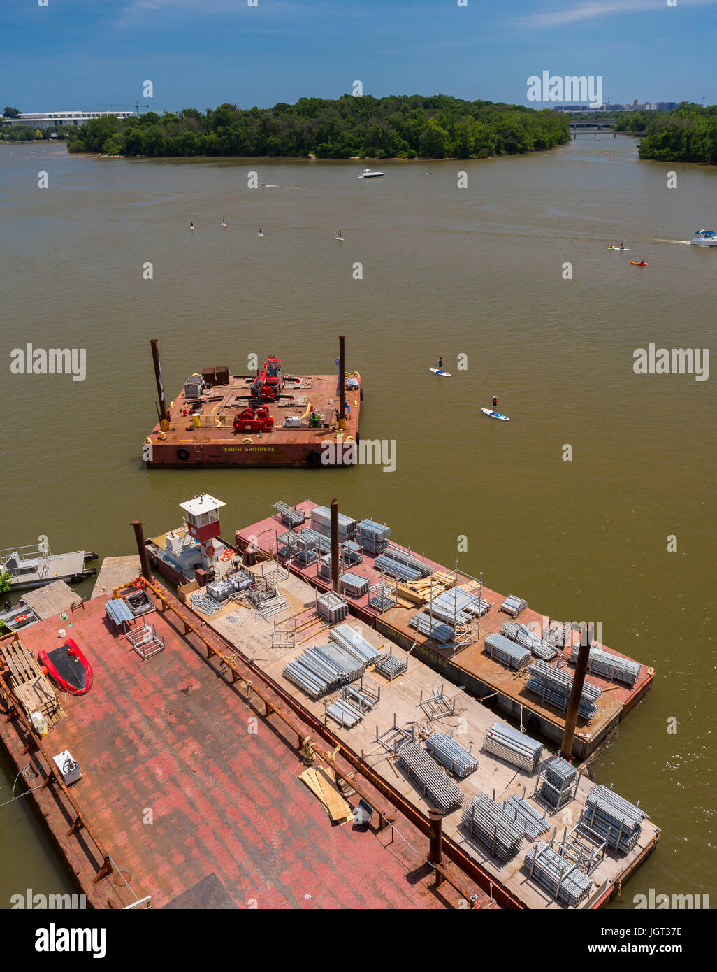 WASHINGTON, DC, USA - matériaux de construction barge sur Potomac à Georgetown. Roosevelt Island dans la distance. Banque D'Images