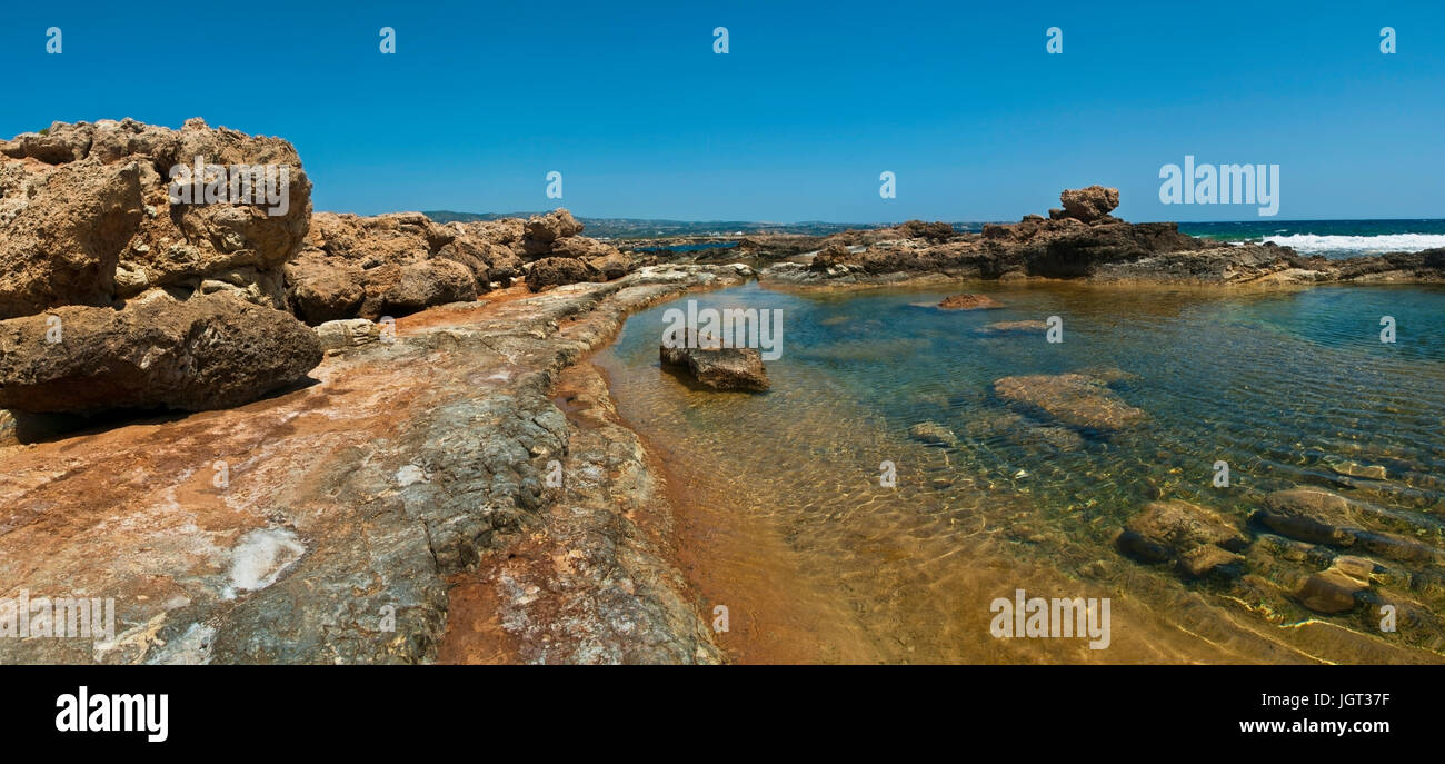 L'eau peu profonde près de Coral Bay Beach à Chypre Banque D'Images