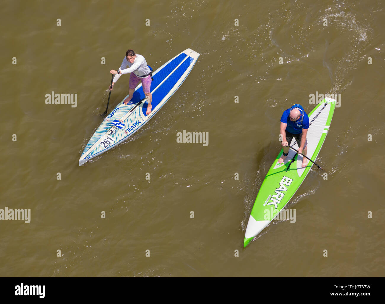 WASHINGTON, DC, USA - Deux personnes leur pagaie paddleboards sur le fleuve Potomac. Banque D'Images
