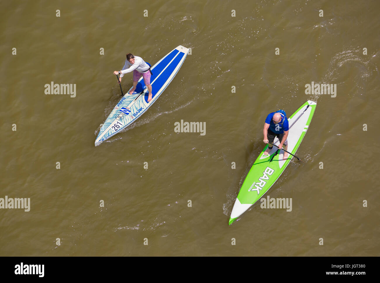WASHINGTON, DC, USA - Deux personnes leur pagaie paddleboards sur le fleuve Potomac. Banque D'Images