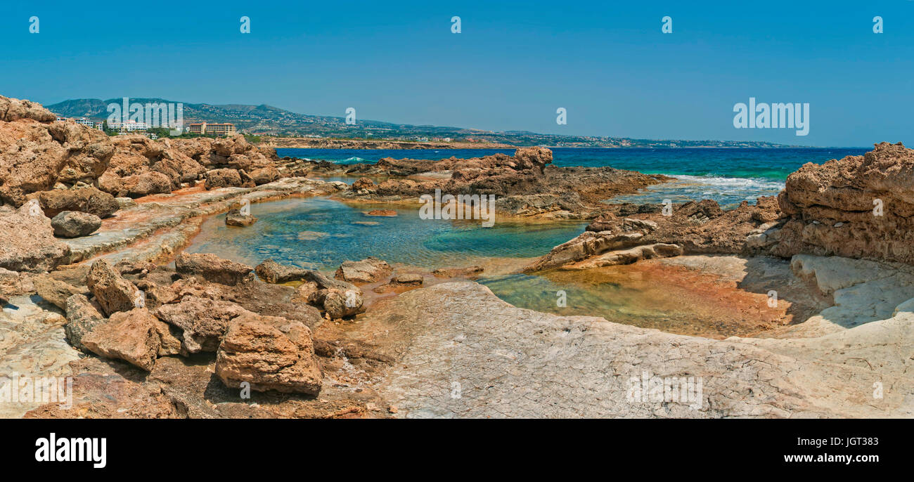 Vue panoramique de la petite mer intérieure de côte rocheuse sur la mer Méditerranée et les montagnes en arrière-plan, Coral Bay, Chypre Banque D'Images