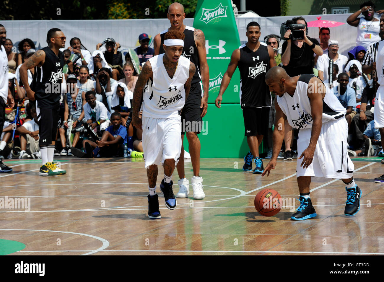 (L-R) Mike Epps,Tyga Marques Houston Sprite Basket-ball Match de célébrité au cours de 2013 l'expérience PARI L.A. Cadre Juin LIVE Los Angeles,California Banque D'Images