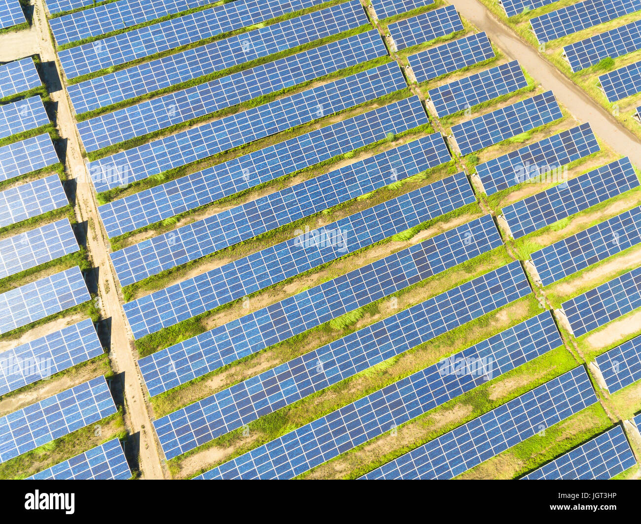 Vue aérienne de la ferme de panneaux solaires Banque D'Images
