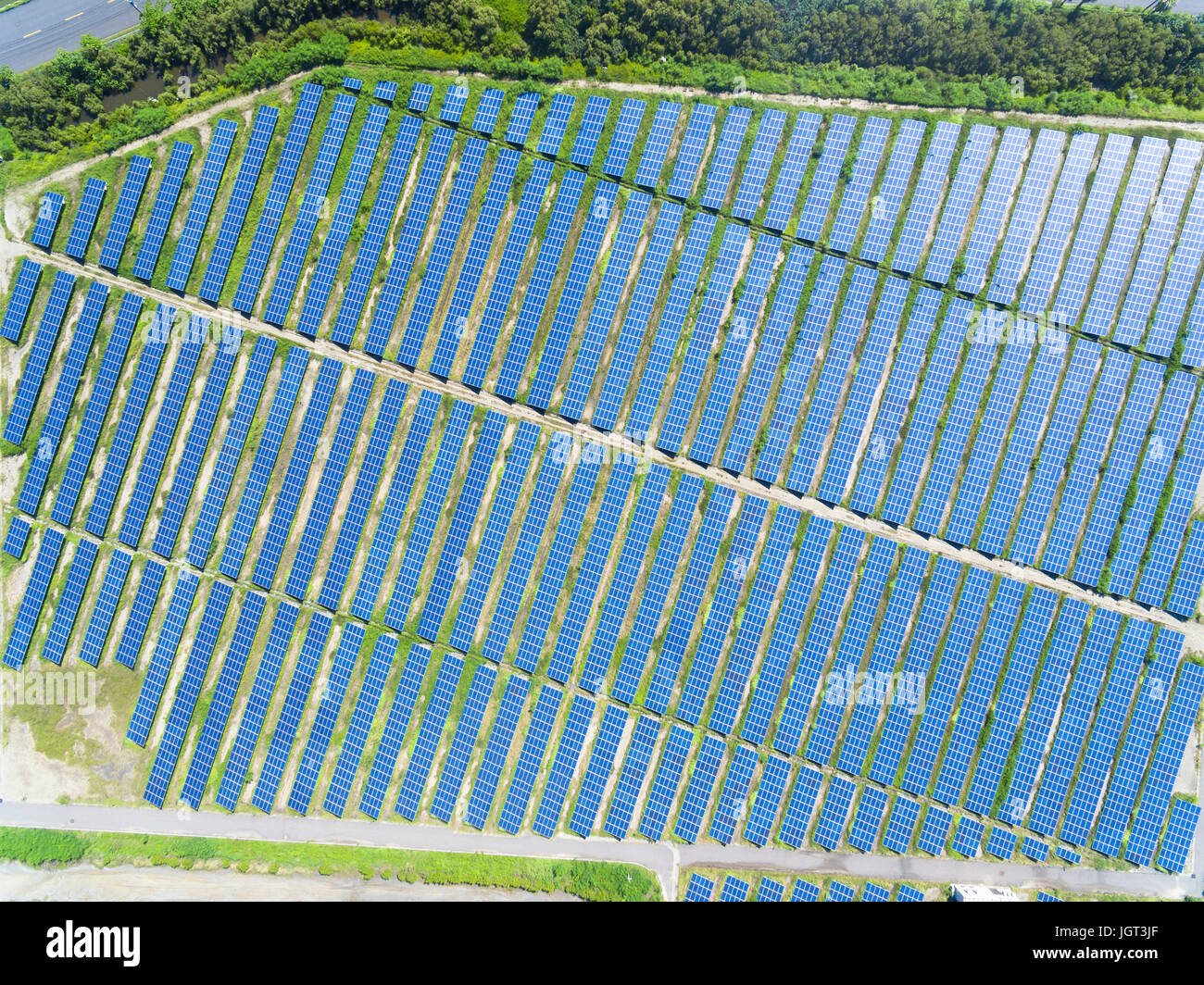 Vue aérienne de la ferme de panneaux solaires Banque D'Images