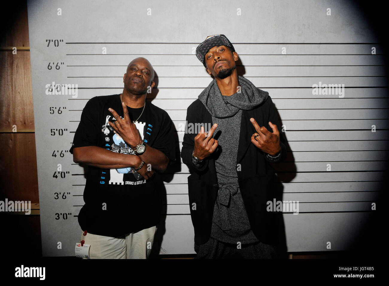 Acteur 2pac darris love (r) 2pac shakur prison portrait frère mopreme chart set hauteur youtube space de la avril 15th,2015,de los Angeles en Californie. Banque D'Images