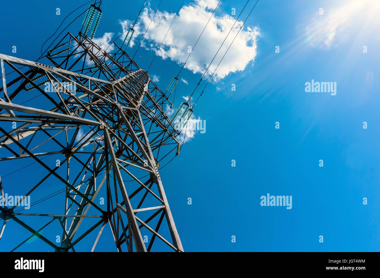 Tour de transmission d'électricité pylône d'alimentation avec un fond de ciel bleu Banque D'Images