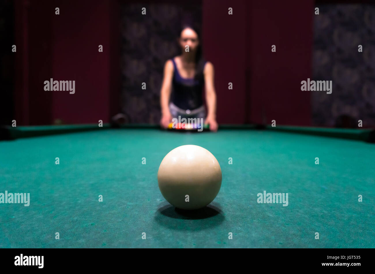 Jeune fille brune met les couilles sur la table de billard. Grosse Jeune fille brune met les couilles sur la table de billard. Grosse