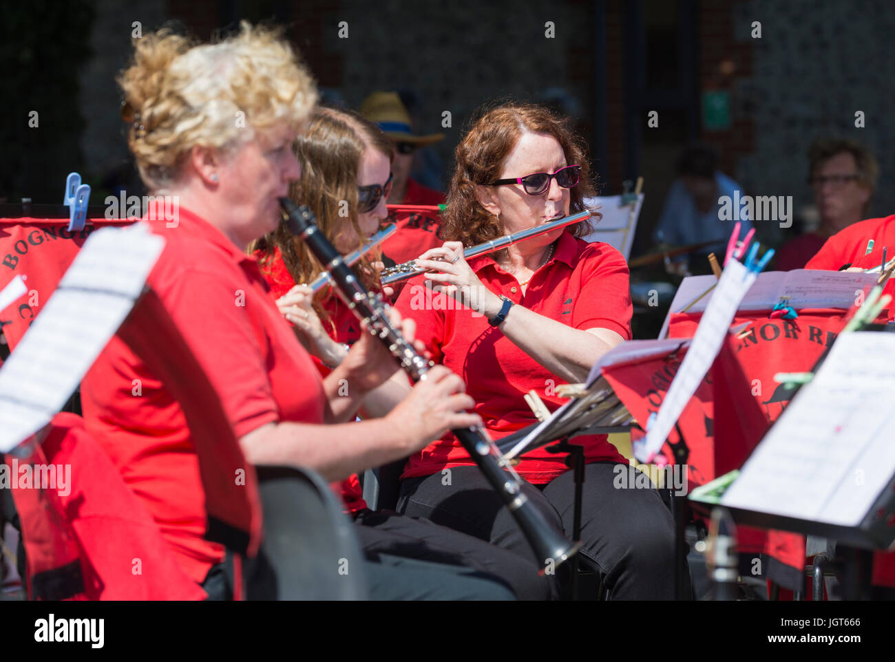 Femme jouant de la flûte avec l'Harmonie de Bognor Regis en été, pour un événement de bienfaisance. Femme flûtiste. Banque D'Images