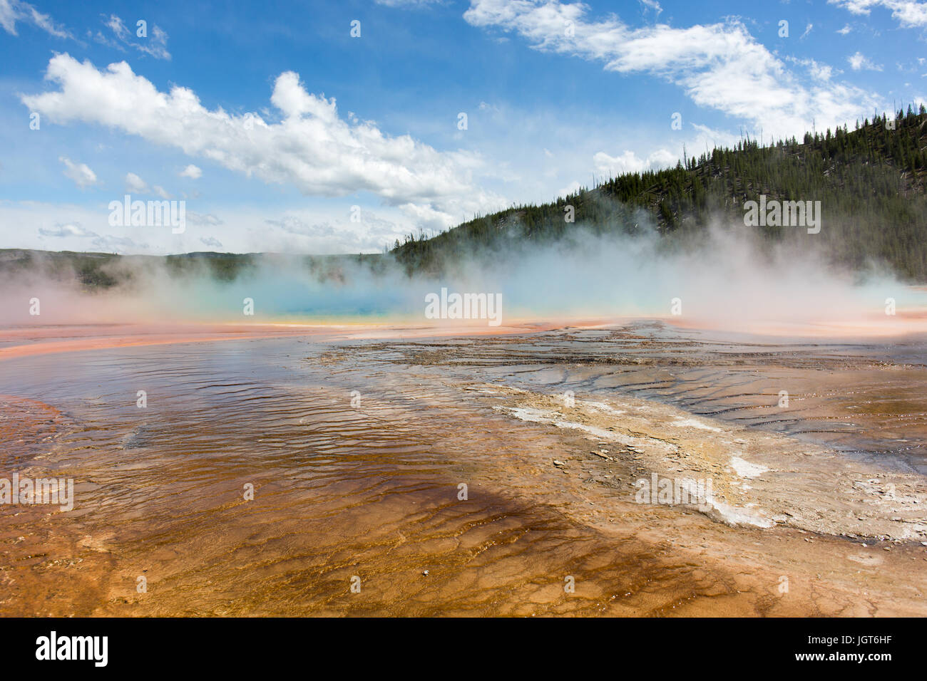 Grand Prismatic Spring couverts dans la vapeur sur une froide journée ensoleillée mais venteuse. Midway Geyser Basin, Parc National de Yellowstone Banque D'Images
