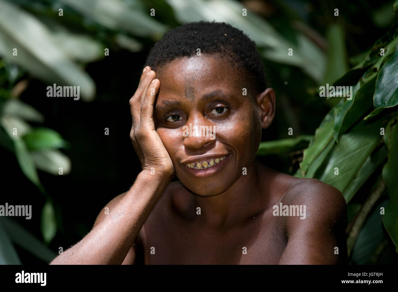 Réserve forestière de DZANGA-SANHA, RÉPUBLIQUE CENTRAFRICAINE - 2 novembre, 2008 : Portrait d'une femme d'une tribu de pygmées. Banque D'Images