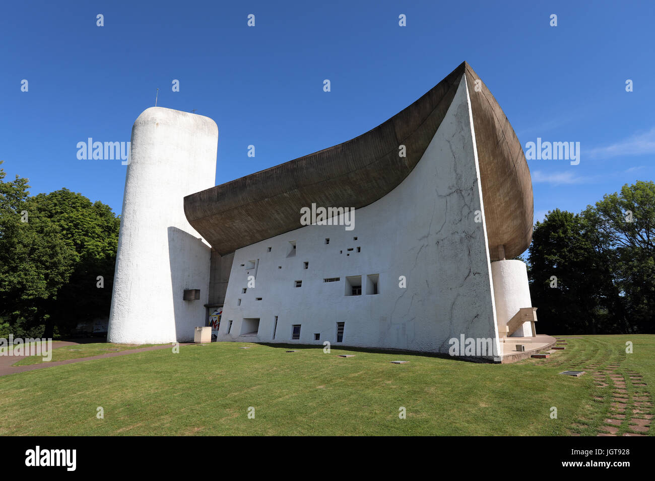Chapelle Notre Dame du haut à Ronchamp, France, conçu par l'architecte Le Corbusier. La chapelle est sur la Liste du patrimoine mondial de l'UNESCO. Banque D'Images