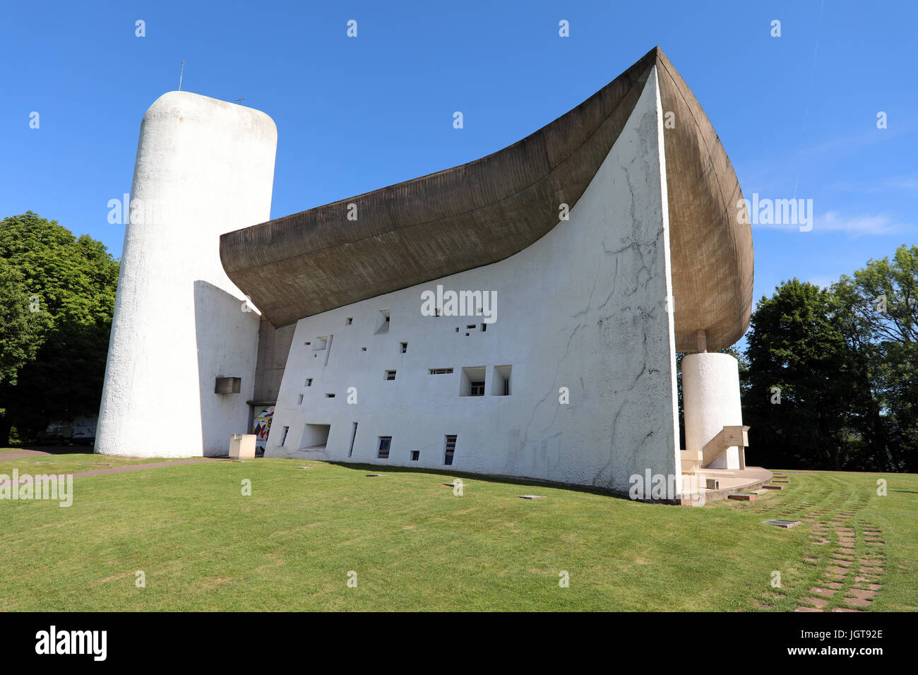 Chapelle Notre Dame du haut à Ronchamp, France, conçu par l'architecte Le Corbusier. La chapelle est sur la Liste du patrimoine mondial de l'UNESCO. Banque D'Images