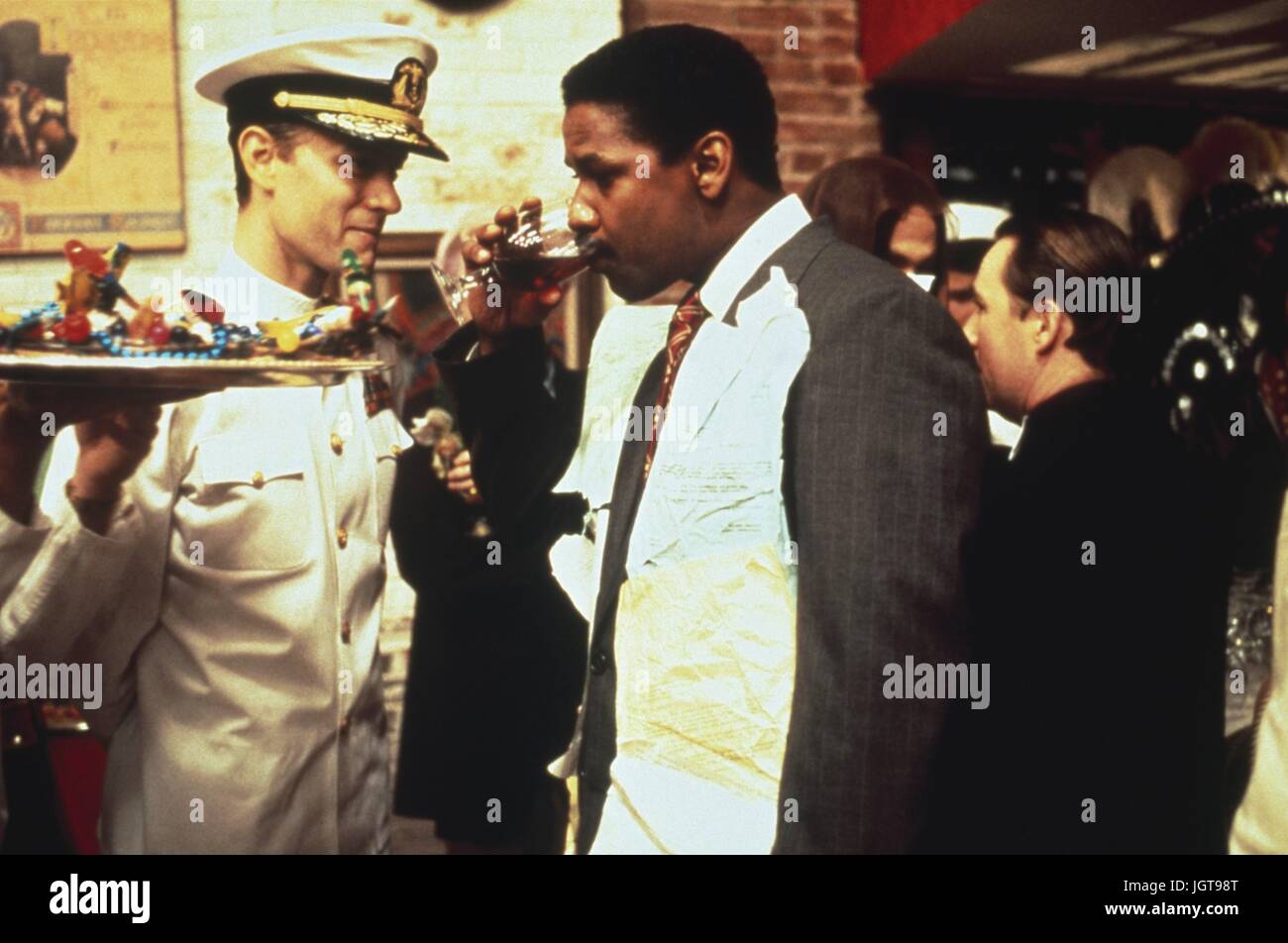 Année : 1993 Philadelphie USA Réalisation : Jonathan Demme Tom Hanks , Denzel Washington Photo : Ken Regan. Il est interdit de reproduire la photo hors contexte de la promotion du film. Il doit être porté au crédit de l'entreprise de film et/ou le photographe attribué par ou autorisé par/admis sur l'ensemble de l'entreprise cinématographique. Limitée à un usage éditorial. Photo12 n'accorde pas le droit à l'image des personnes représentées. Banque D'Images