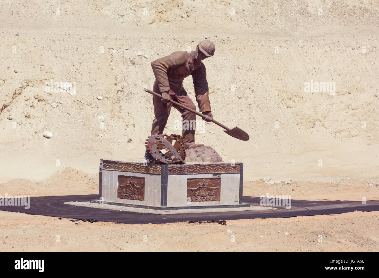 Editorial : Ismailia, Égypte, le 27 avril 2017 - Statue d'un travailleur sur le nouveau canal de Suez près d'Ismaïlia Banque D'Images