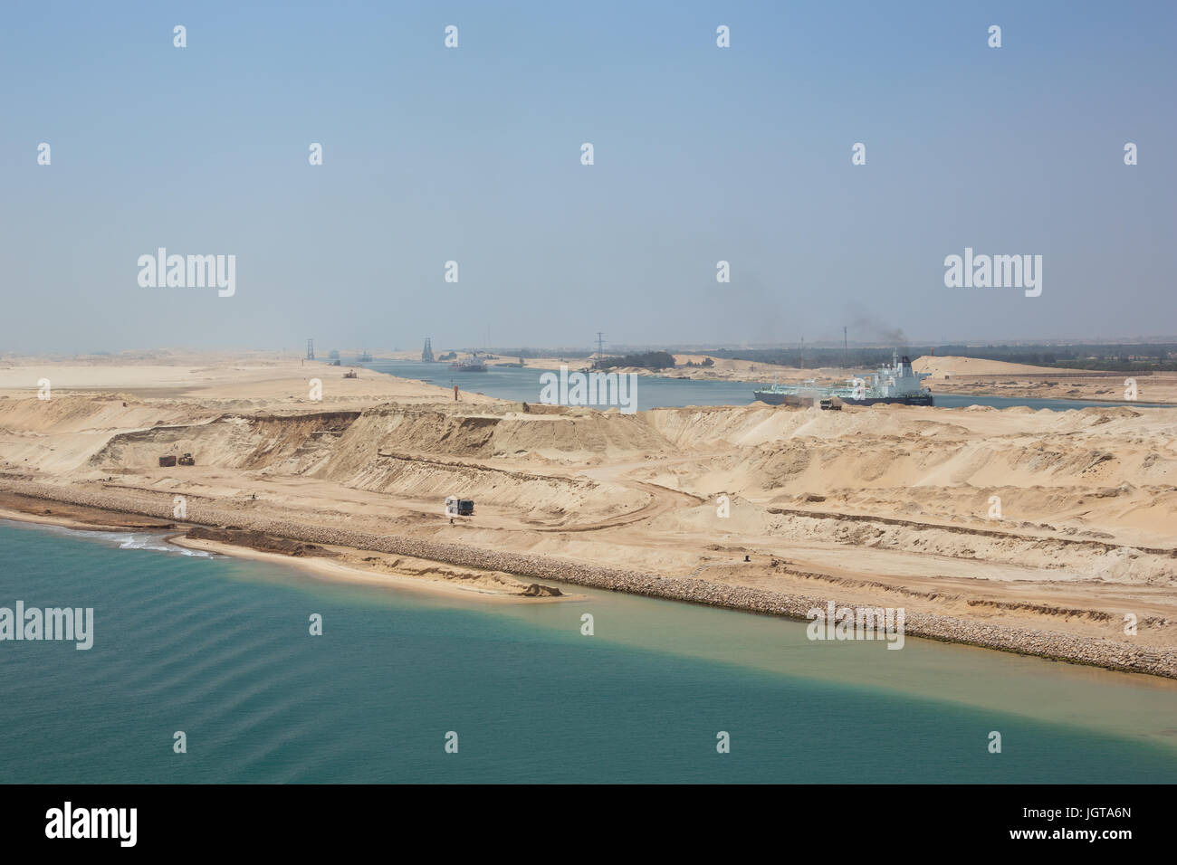 Editorial : Ismailia, Égypte, le 27 avril 2017 - Les navires naviguant en convoi à travers le nouveau canal de Suez près d'Ismaïlia Banque D'Images