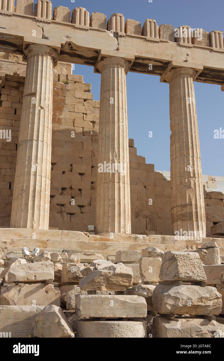 Trois colonnes du côté du Parthénon sur l'Acropole Banque D'Images