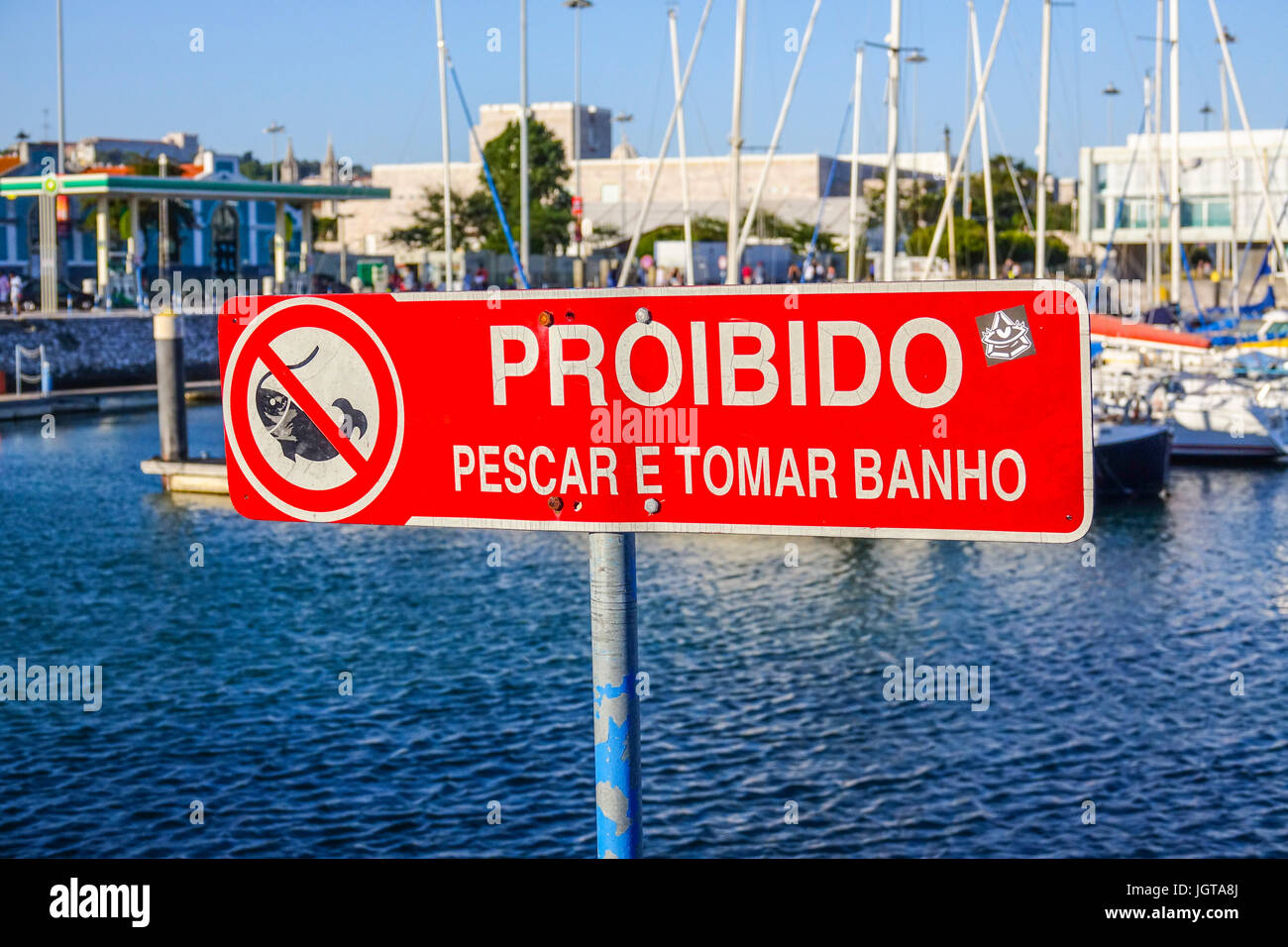 Inscription - la natation et la pêche interdite dans ce domaine Banque D'Images