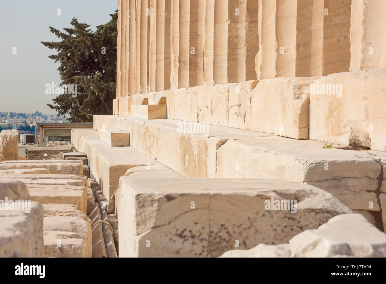 Courbure de la stylobate du Parthénon sur l'Acropole. Selective focus sur la plate-forme du monument. Banque D'Images