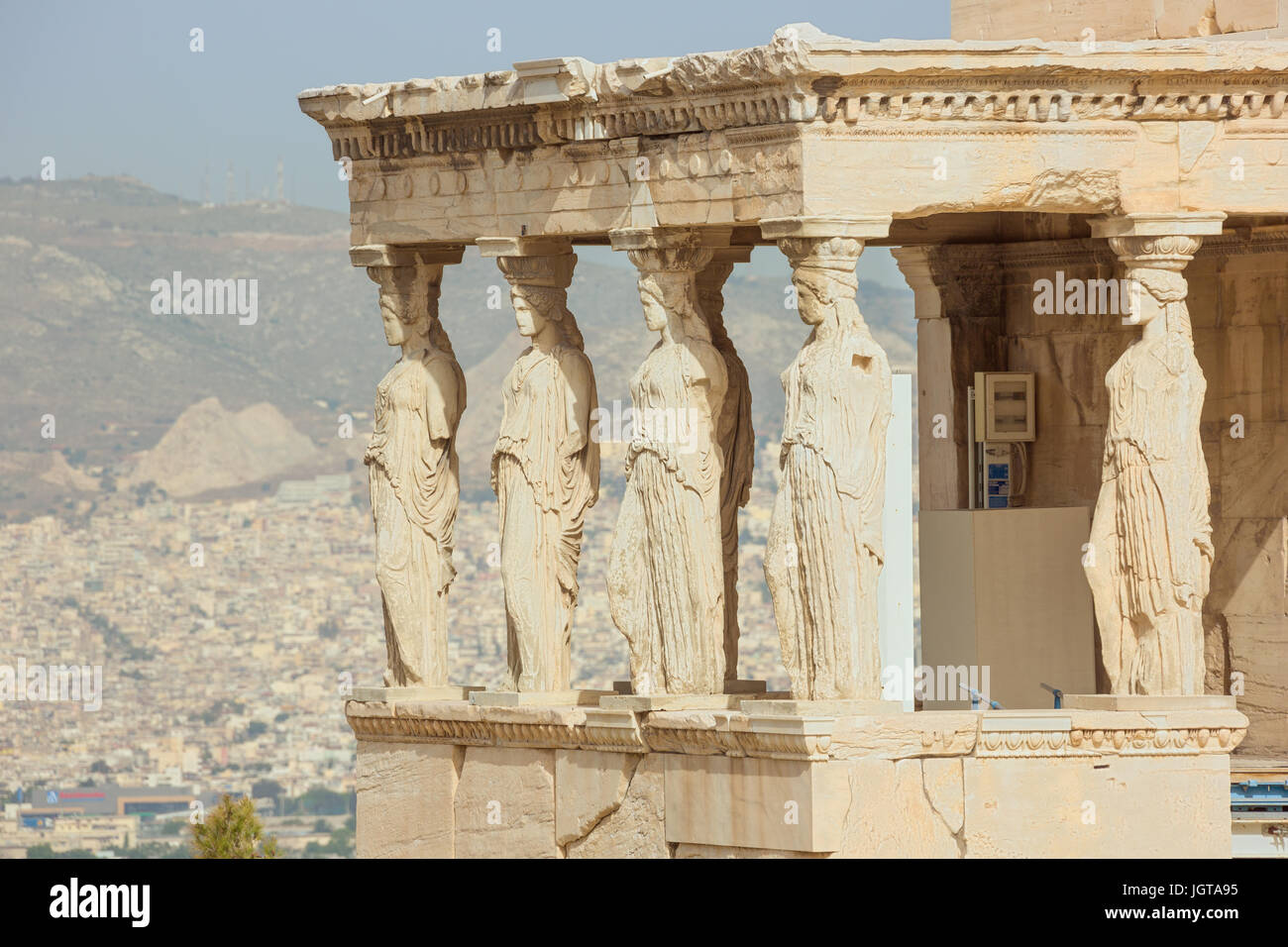 Sculptures de l'Ancien Temple d'Athéna sur la colline de l'Acropole à Athènes du flou en arrière-plan. Selective focus sur le temple. Banque D'Images