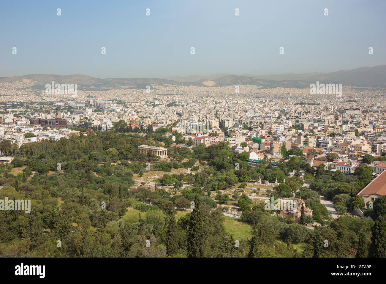 Agora antique d'Athènes avec le temple d'Héphaïstos et la ville en arrière-plan, vu de la colline de l'Acropole Banque D'Images