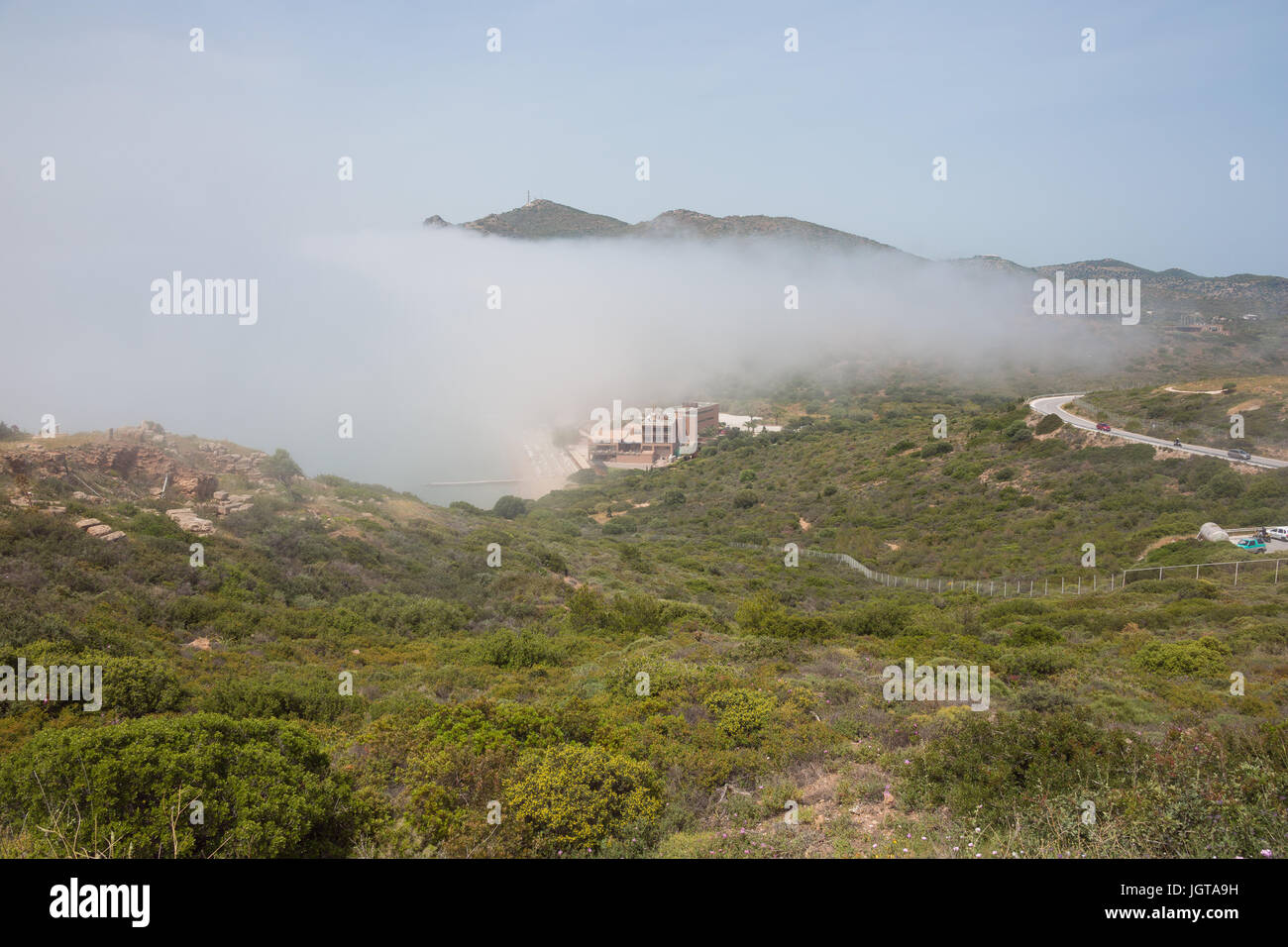 Brouillard marin couvrant du cap Sounion, vu depuis le temple de Poséidon Banque D'Images