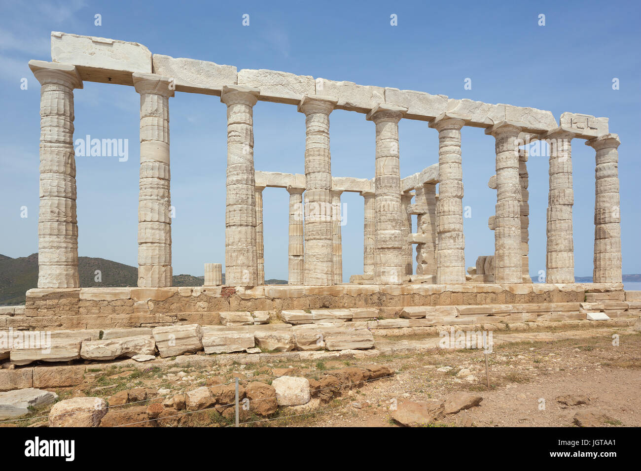 Vue de côté du temple de Poséidon au Cap Sounion Banque D'Images