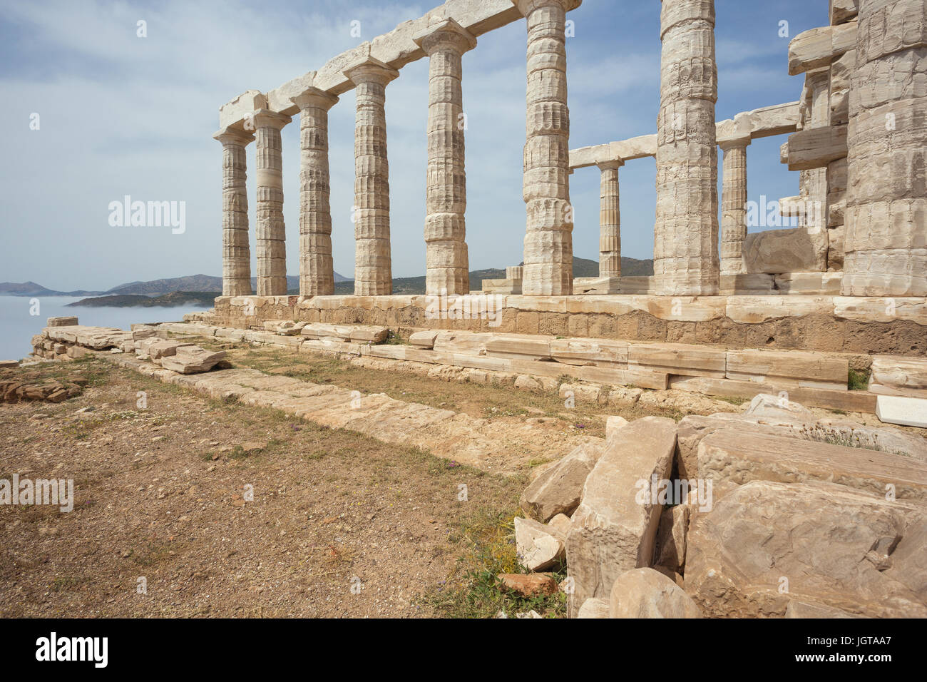 Le temple de Poséidon à Cap Sounion brouillard sur la mer Banque D'Images