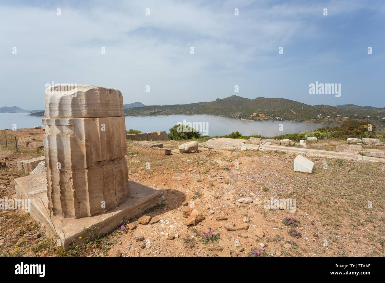 Les restes d'une colonne à côté du temple de Poséidon au Cap Sounion Banque D'Images