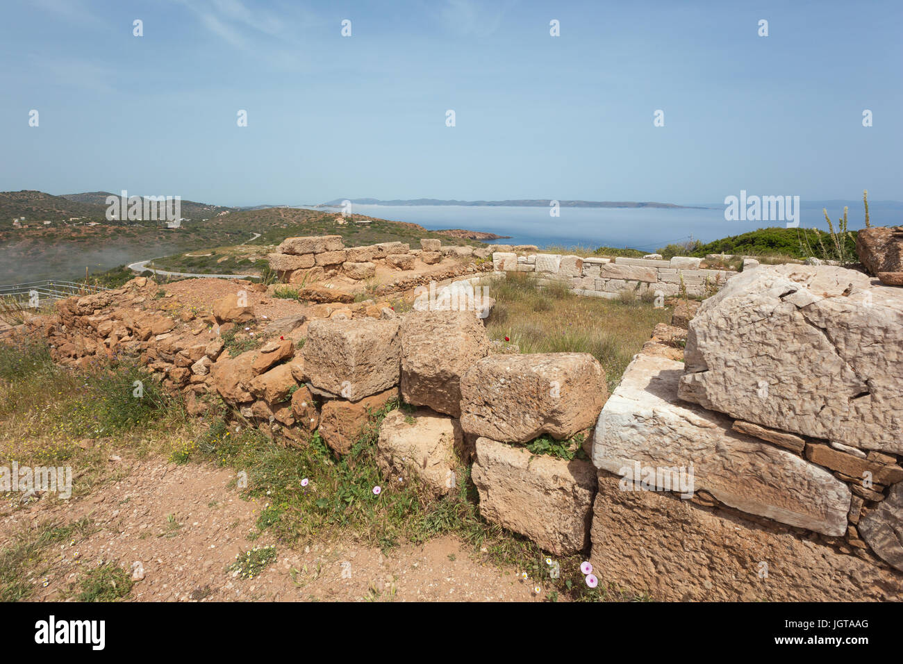 Cap Sounion et ses environs dans la région de sea mist, vu depuis le temple de Poséidon Banque D'Images
