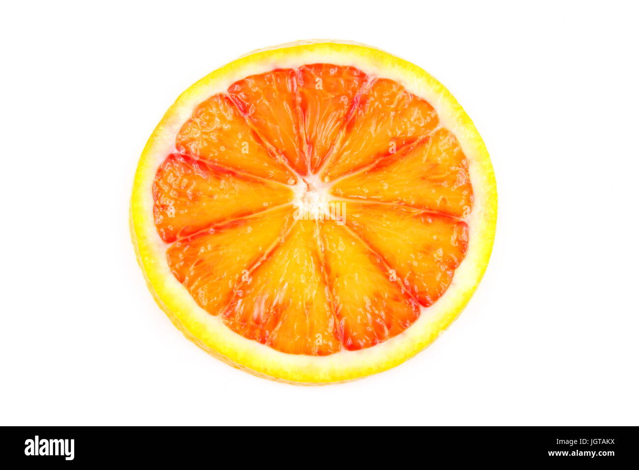 Composition d'une tranche d'un blood orange isolé sur fond blanc avec copyspace Banque D'Images