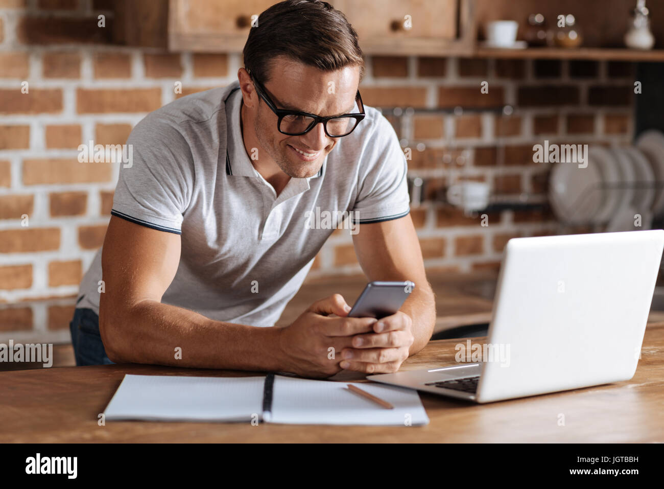 Guy détendue intelligent contrôle de son téléphone pour les mises à jour Banque D'Images