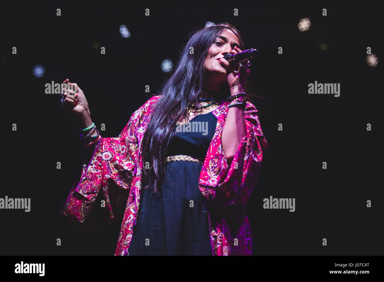 Le chanteur et compositeur de chansons Hindi Zahra en live sur scène pour son 'patrie' tour 2017 Photo : Alessandro Bosio Banque D'Images