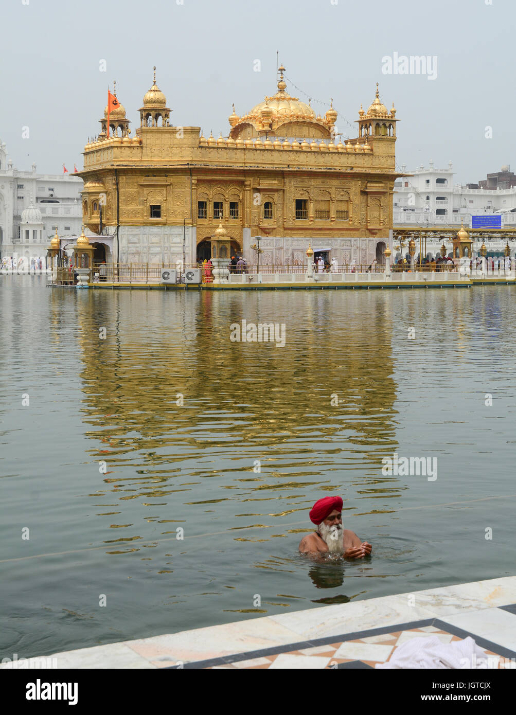 Amritsar, Inde - 25 juil., 2015. Un Sikh le bain sur le lac sacré au Golden Temple à Amritsar, en Inde. Banque D'Images