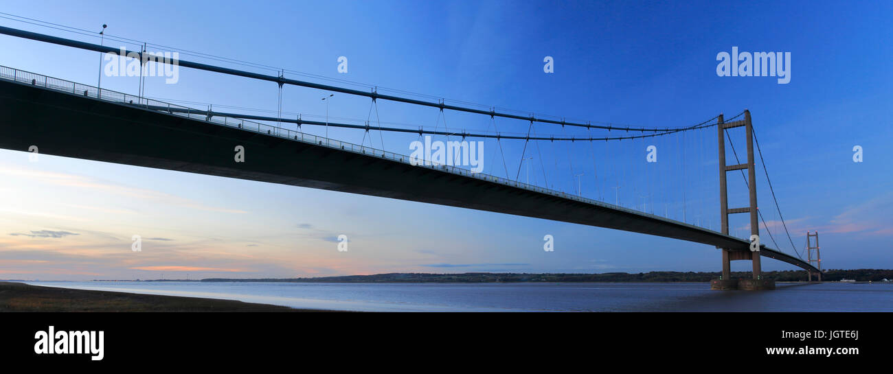 Le Humber Bridge at night, de Barton-upon-Humber côté village, East Riding of Yorkshire, Angleterre Banque D'Images Le Humber Bridge at night, de Barton-upon-Humber côté village, East Riding of Yorkshire, Angleterre Banque D'Images