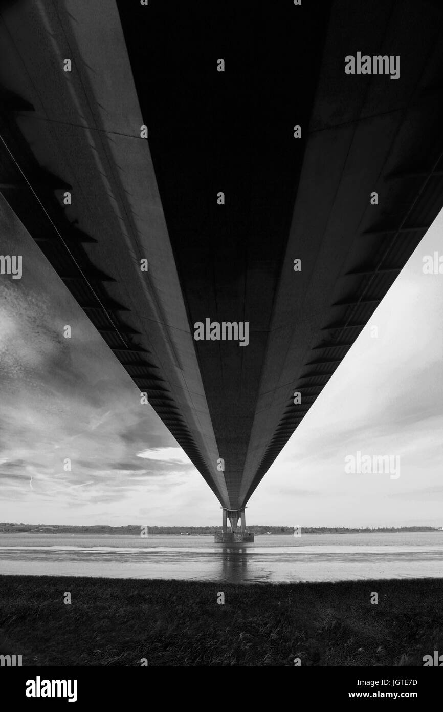 L'automne, Humber Bridge, de Barton-upon-Humber côté village, East Riding of Yorkshire, Angleterre Banque D'Images L'automne, Humber Bridge, de Barton-upon-Humber côté village, East Riding of Yorkshire, Angleterre Banque D'Images