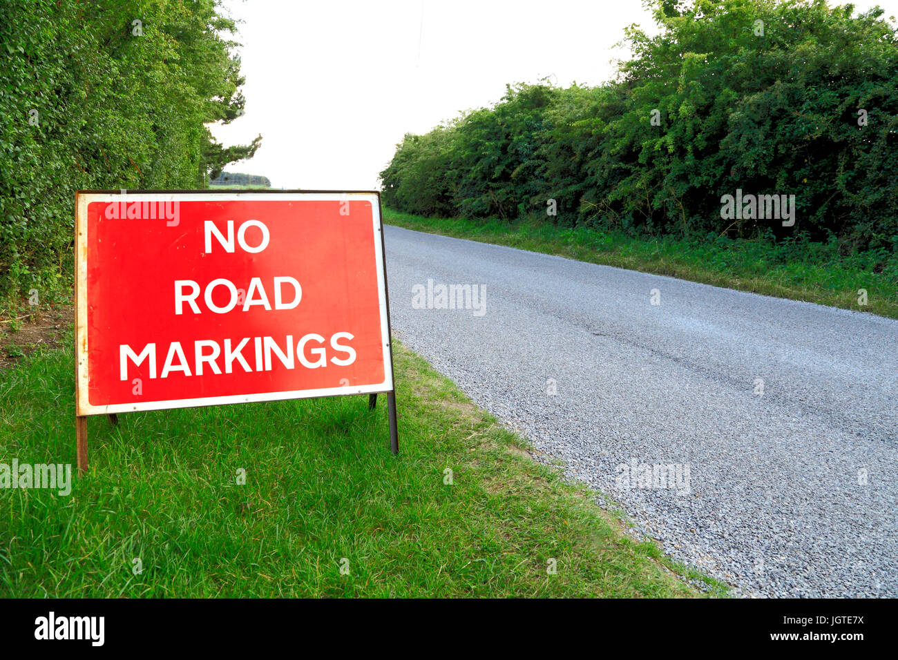 Pas de marquage routier signe, nouvelle surface de la route, England, UK, anglais les routes, voies, routes, les réparations, les signes Banque D'Images