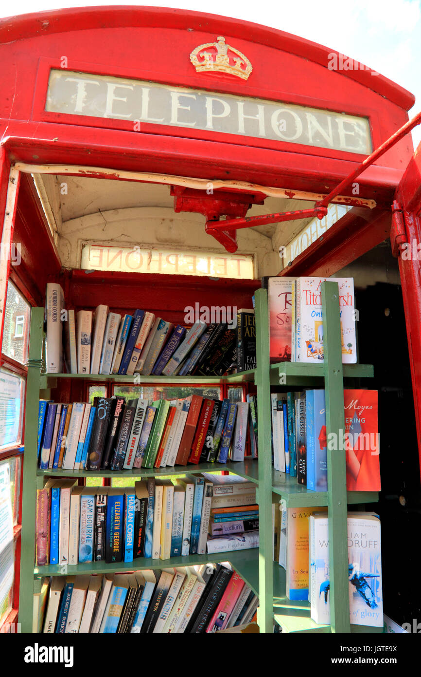 Boîte de téléphone rouge, anglais, redondant, vintage, converti à la bibliothèque du village, grand ronflement, Norfolk, England, UK Banque D'Images