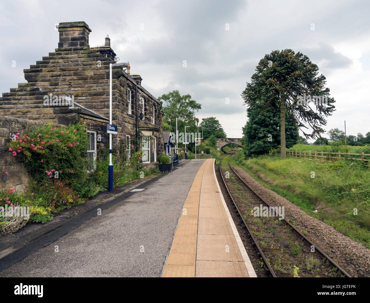 Un train ou une gare en pierre à Danby sur le chemin de fer rural de la vallée d'Esk de Middlesbrough à Whitby, un jour d'été nuageux. Banque D'Images