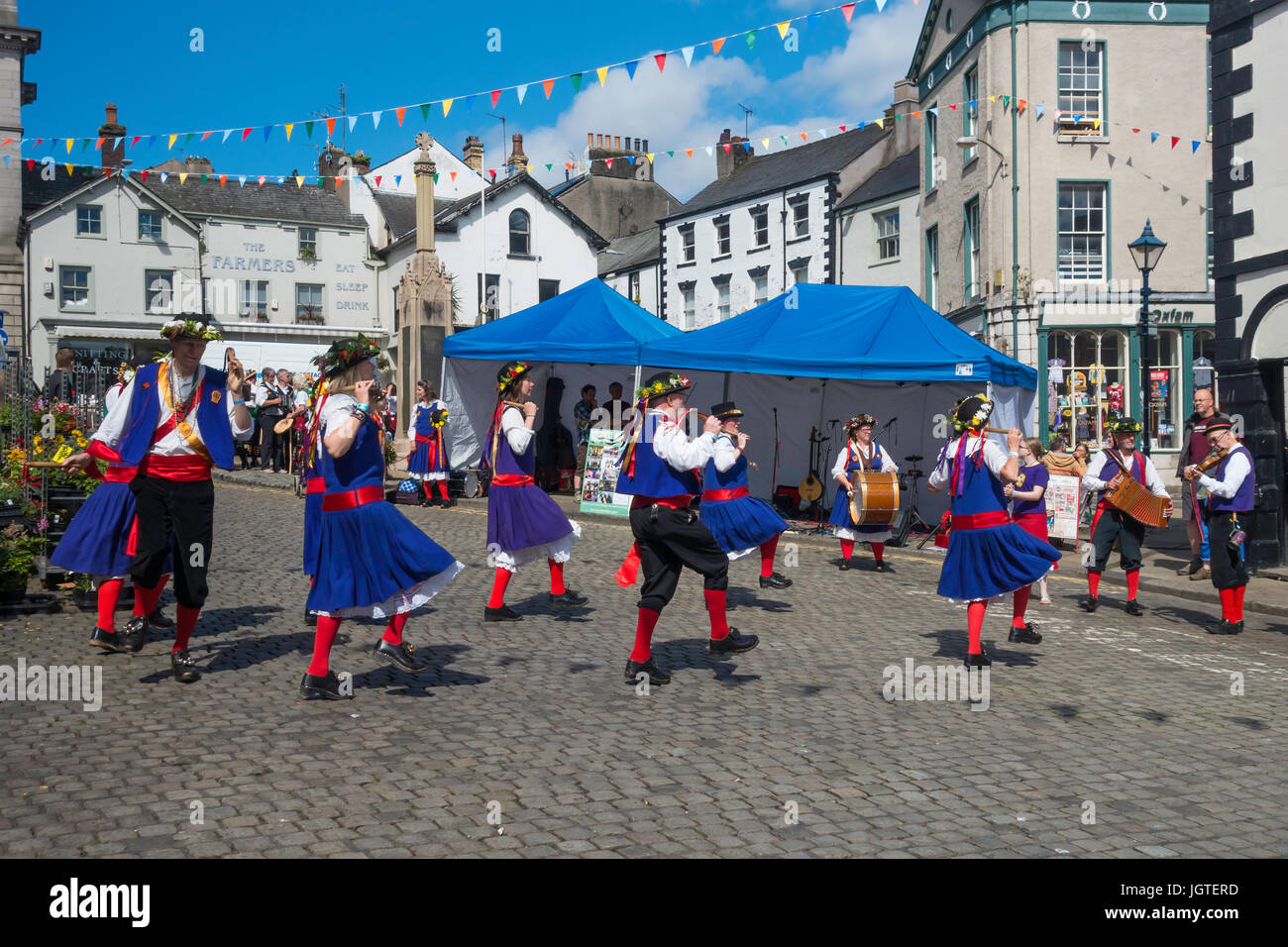 Morris Dancers performing traditionnels dans Ulverston Market Place dans le cadre de la tradition Folk Festival de Furness Cumbria Ulverston Banque D'Images