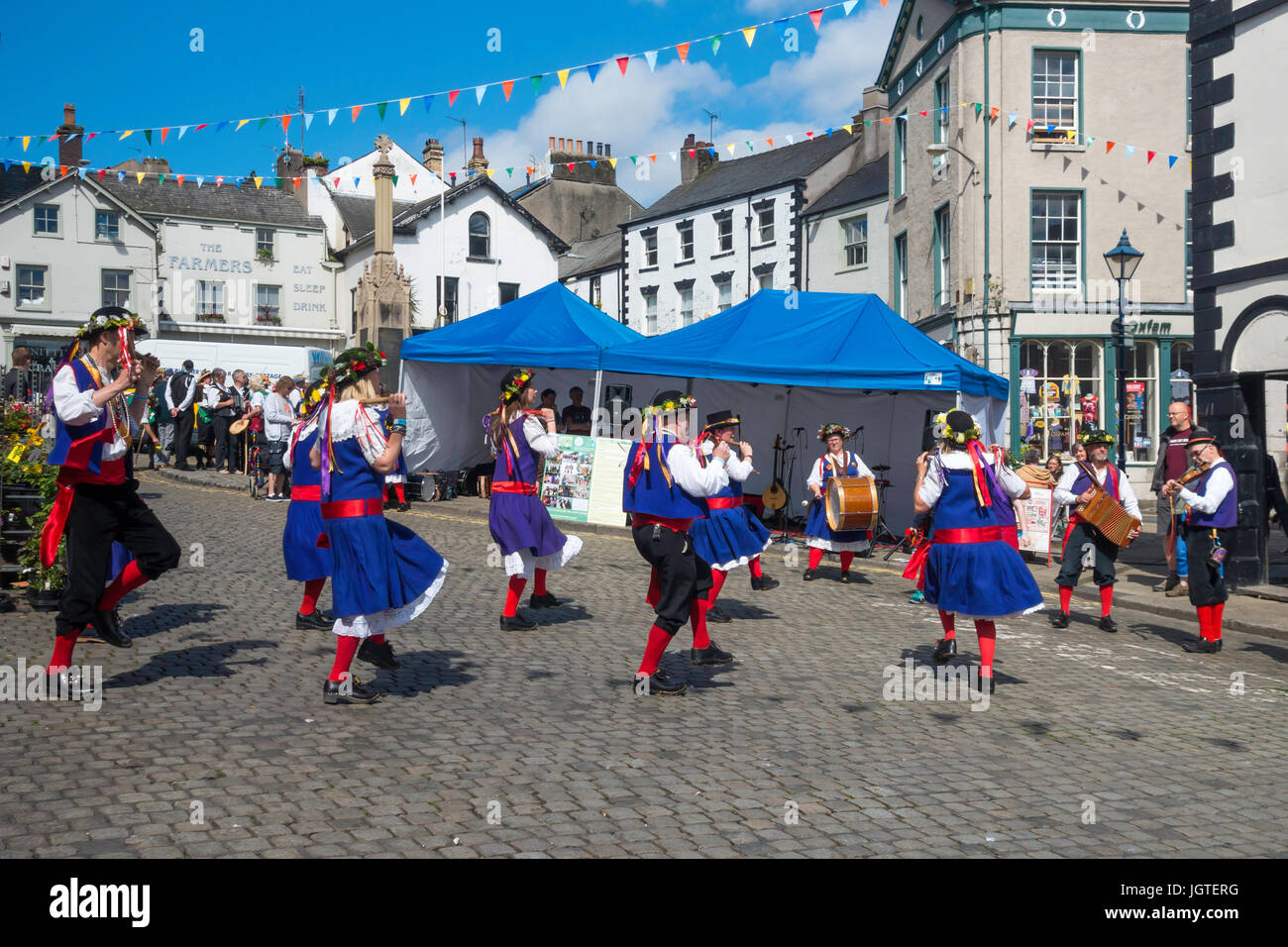 Morris Dancers performing traditionnels dans Ulverston Market Place dans le cadre de la tradition Folk Festival de Furness Cumbria Ulverston Banque D'Images