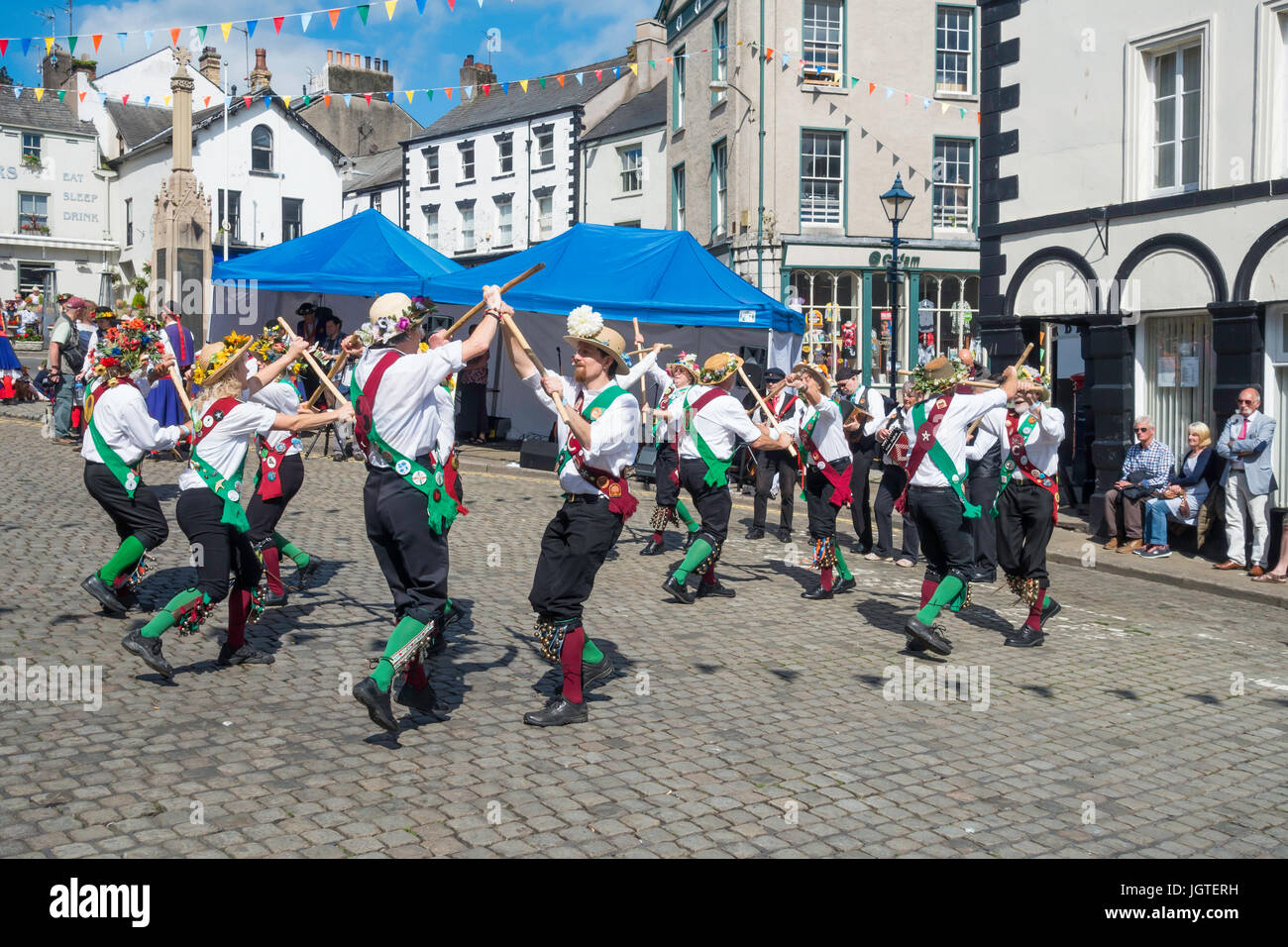 Morris Dancers performing traditionnels dans Ulverston Market Place dans le cadre de la tradition Folk Festival de Furness Cumbria Ulverston Banque D'Images