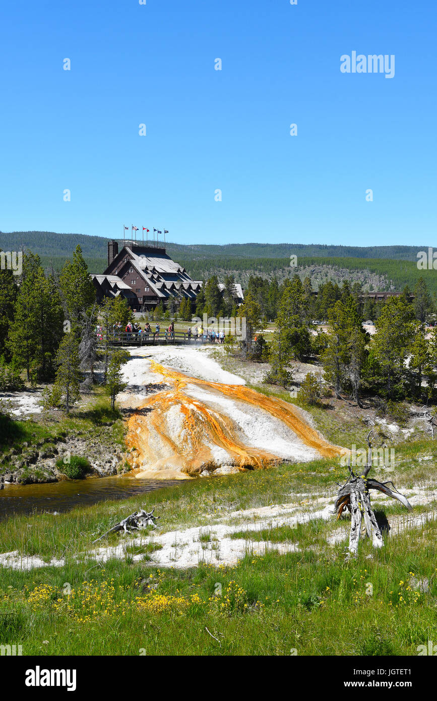 Le parc national de Yellowstone, Wyoming - 26 juin 2017 : Old Faithful Inn vu de la partie supérieure du bassin du geyser Trail dans le Parc National de Yellowstone, Wyoming. Banque D'Images