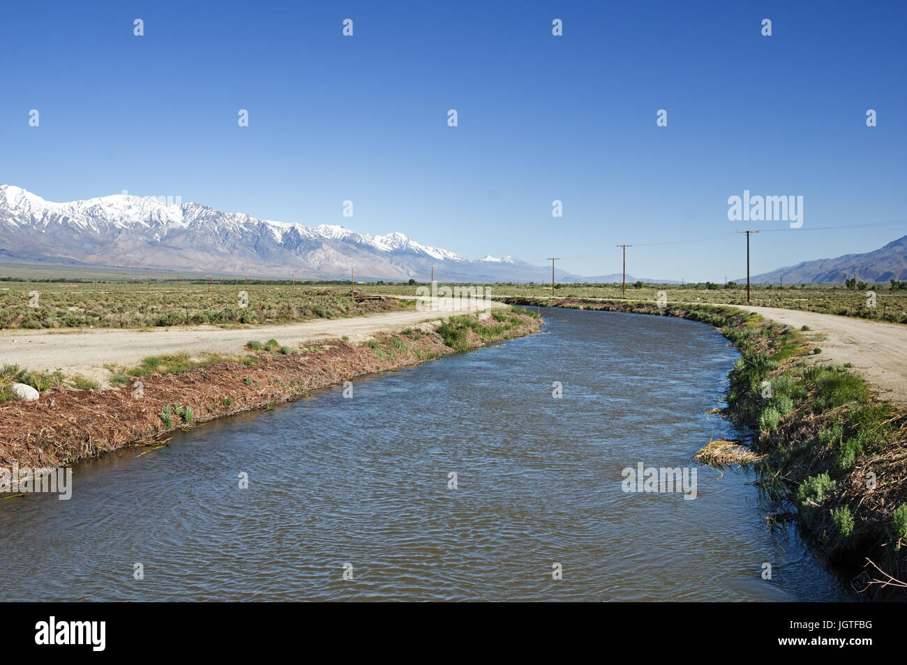 Aqueduc de Los Angeles dans l'Owens Valley et les montagnes de la Sierra Nevada enneigée Banque D'Images