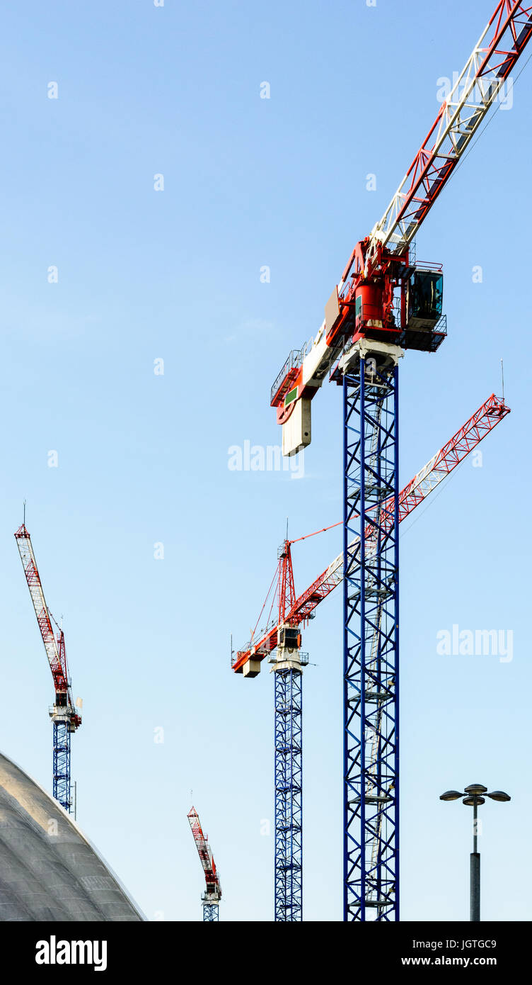 Quatre grues à tour sur un chantier au milieu d'un quartier d'affaires en plein développement. Banque D'Images