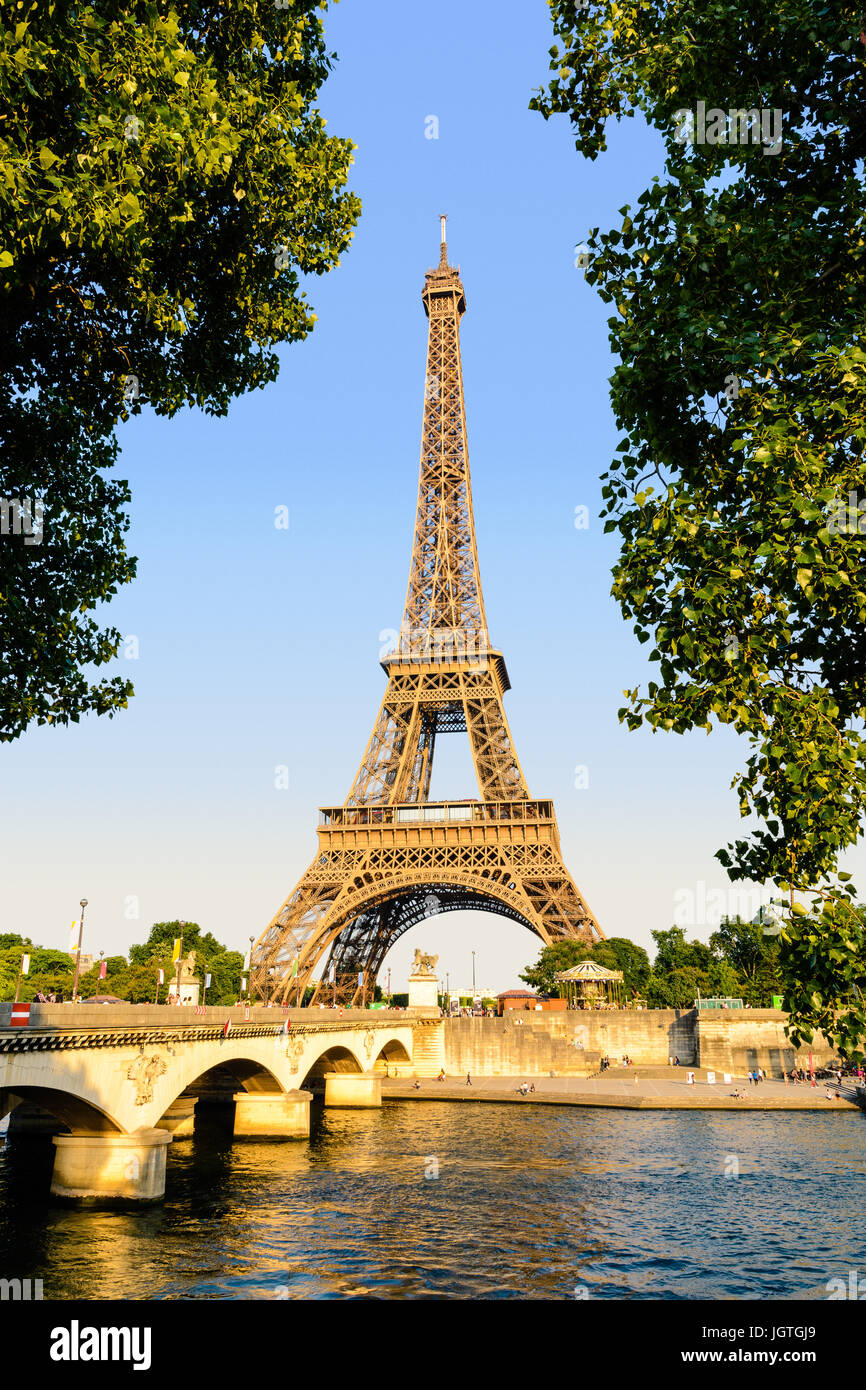 La Tour Eiffel à Paris, France, vu depuis le quai Debilly au coucher du soleil avec le pont d'Iéna et de la Seine au premier plan. Banque D'Images